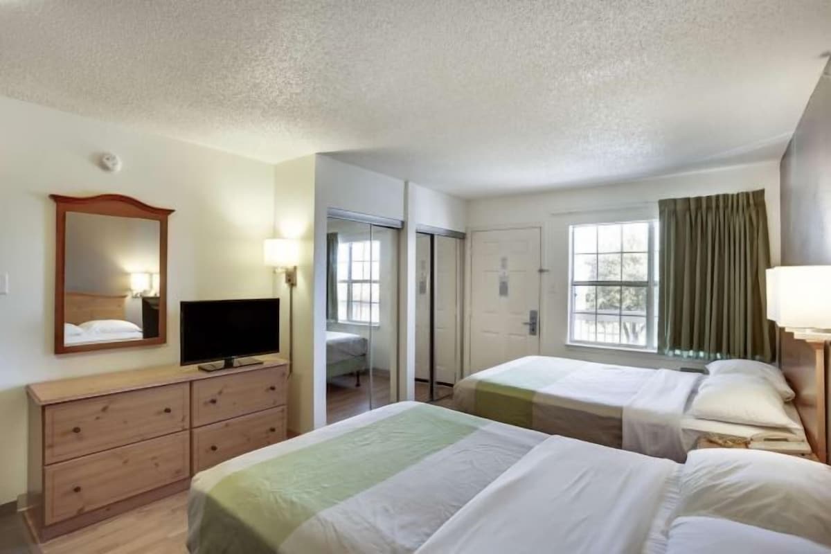 Iron/ironing board, WiFi, alarm clocks, bed sheets