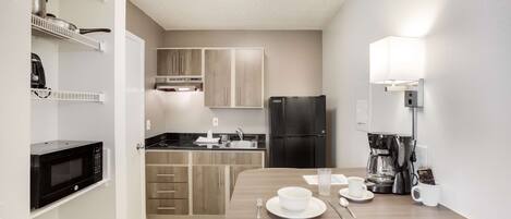 Kühlschrank, Mikrowelle, Wasserkocher mit Kaffee-/Teezubehör