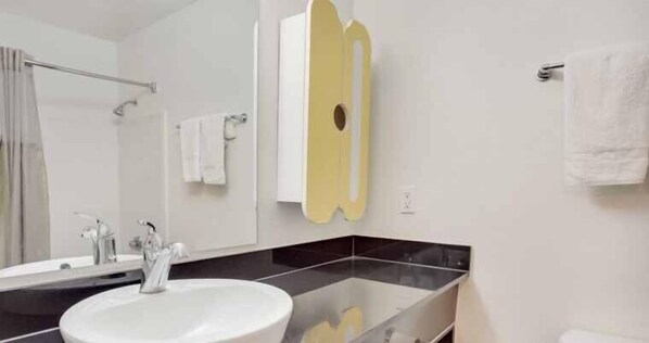 Kombinert dusj/badekar og håndklær