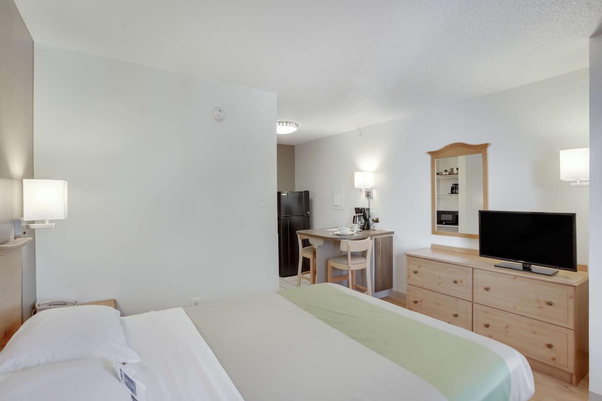 Kjøleskap, mikrobølgeovn og kaffetrakter/tekoker