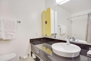 Combined shower/tub, towels