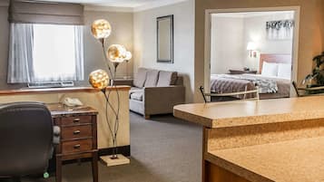 Suite, 1 très grand lit, non-fumeurs | Coffres-forts dans les chambres, bureau