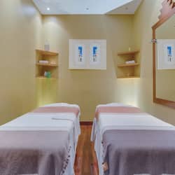 Sauna, hot tub, steam room, Turkish bath/hammam, body treatments