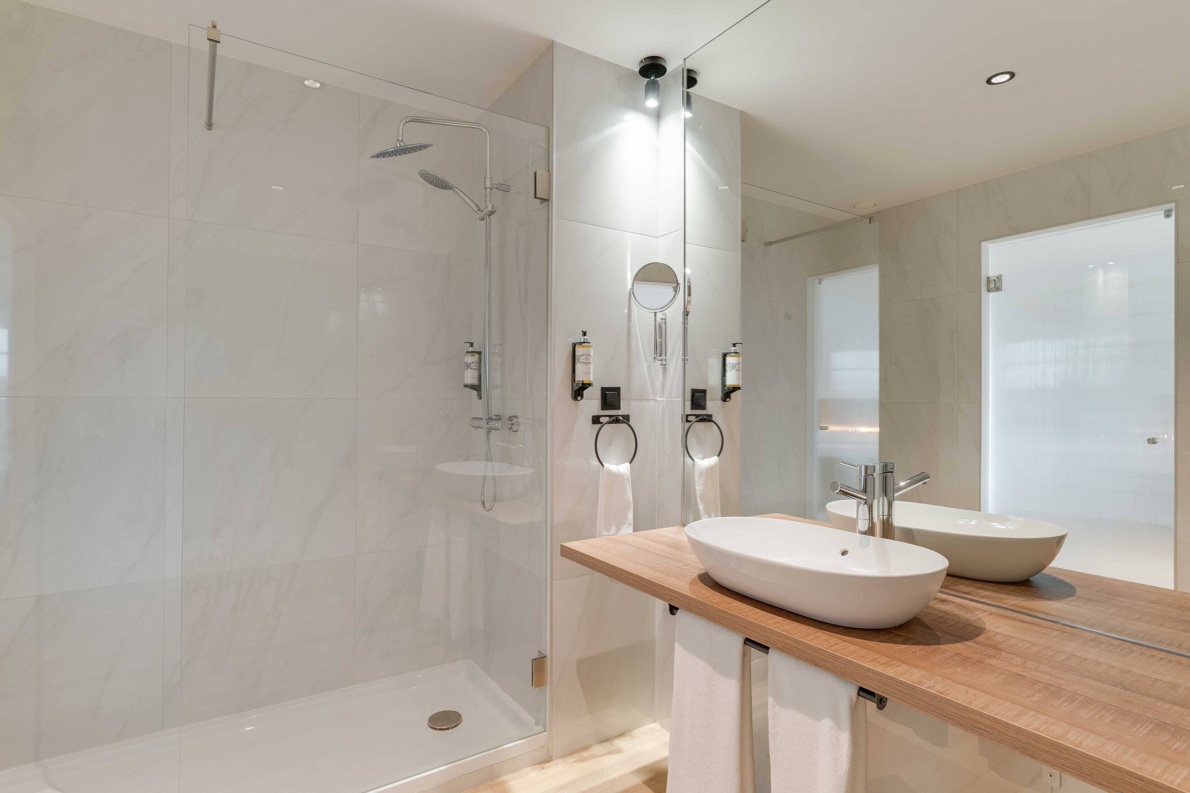 combined shower/bathtub, rainfall showerhead, free toiletries