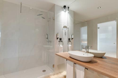 Duschwanne, Regendusche, kostenlose Toilettenartikel, Haartrockner