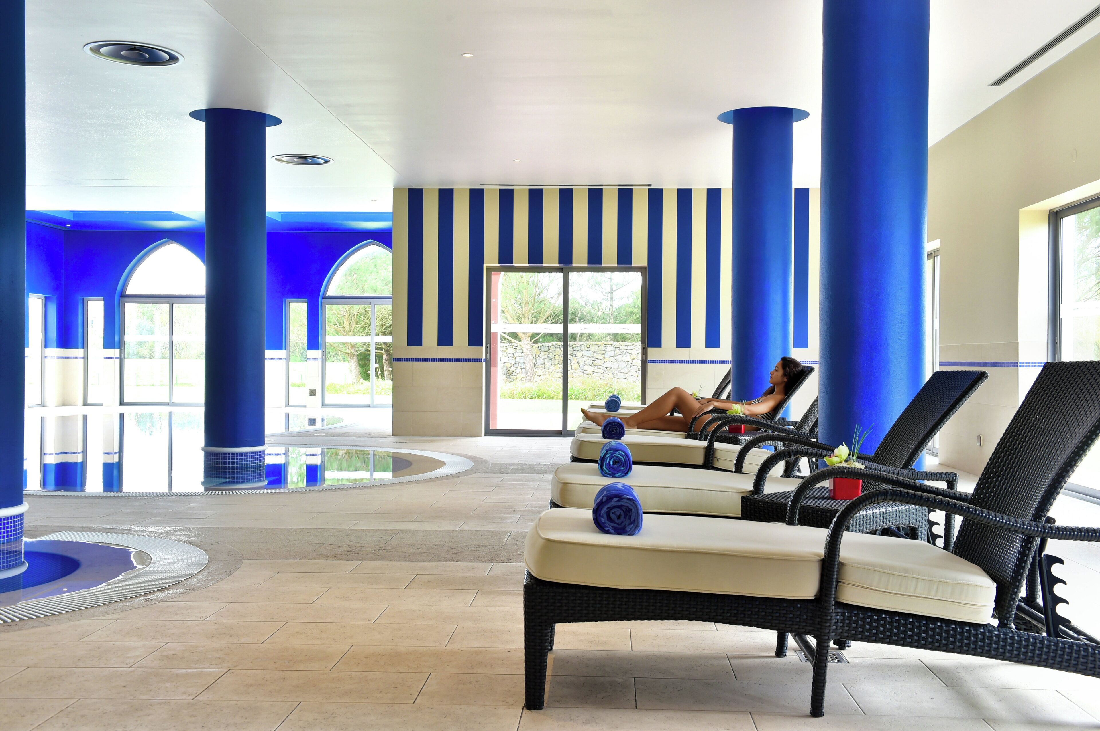 Una piscina techada, una piscina al aire libre