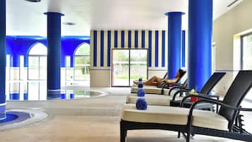 Una piscina techada, una piscina al aire libre