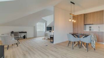 Suite (Club House) | Een minibar, een kluis op de kamer, een bureau, verduisterende gordijnen