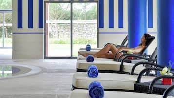 Piscina interna, piscina externa, espreguiçadeiras