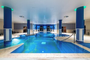 Innendørsbasseng, utendørsbasseng og solsenger