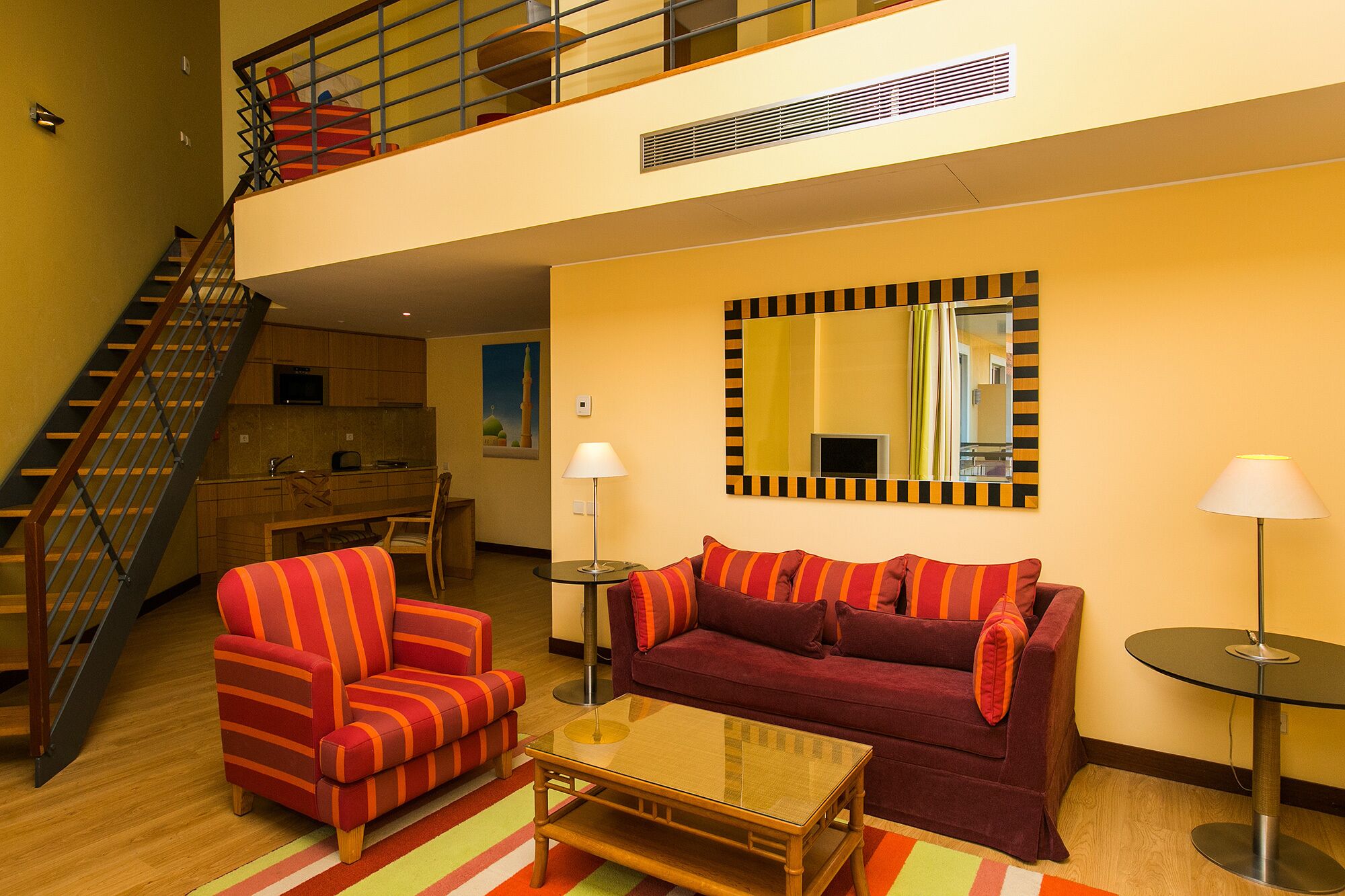 Deluxe Suite, Mezzanine | Bar mini, peti besi dalam bilik, meja, langsir/tirai gelap terus 