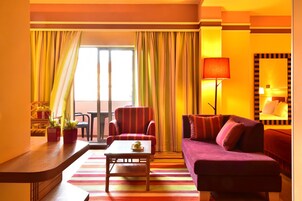 Suite junior | Minibar, caja fuerte, escritorio y cortinas opacas