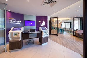 Reception - Premier Inn Nottingham Cc - Chapel Bar (Nottingham)