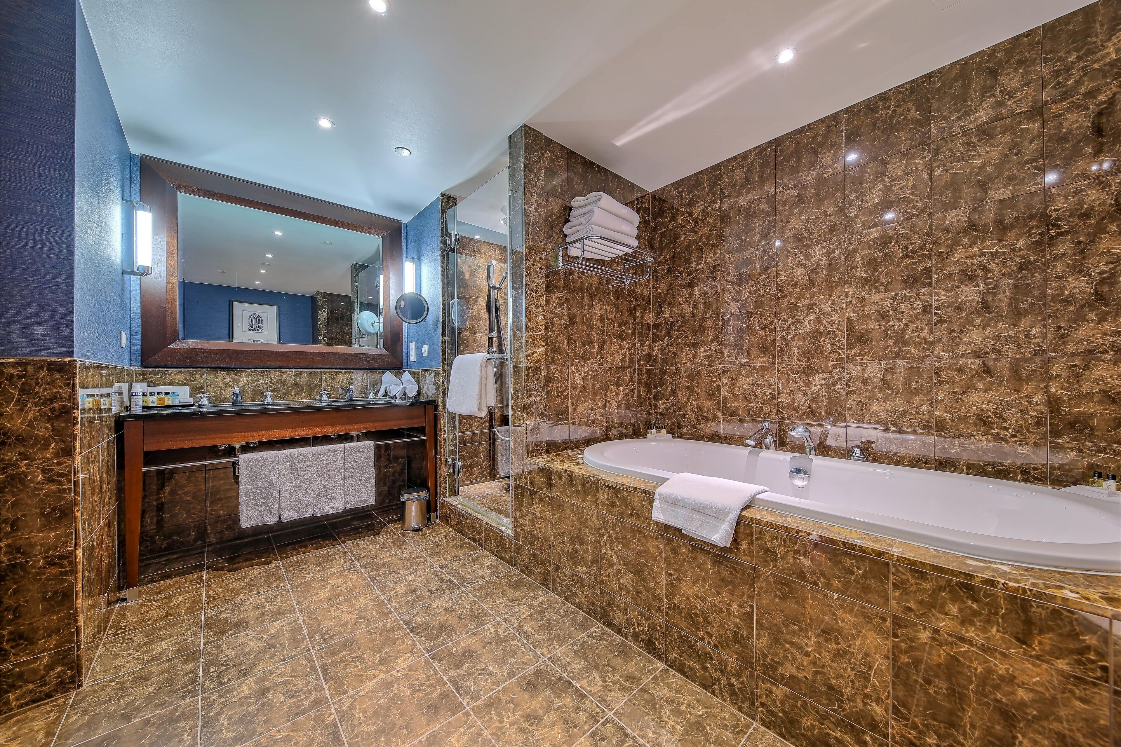 presidential suite, 1 king bed (high floor) | 1 bedroom, minibar, in-room safe, desk