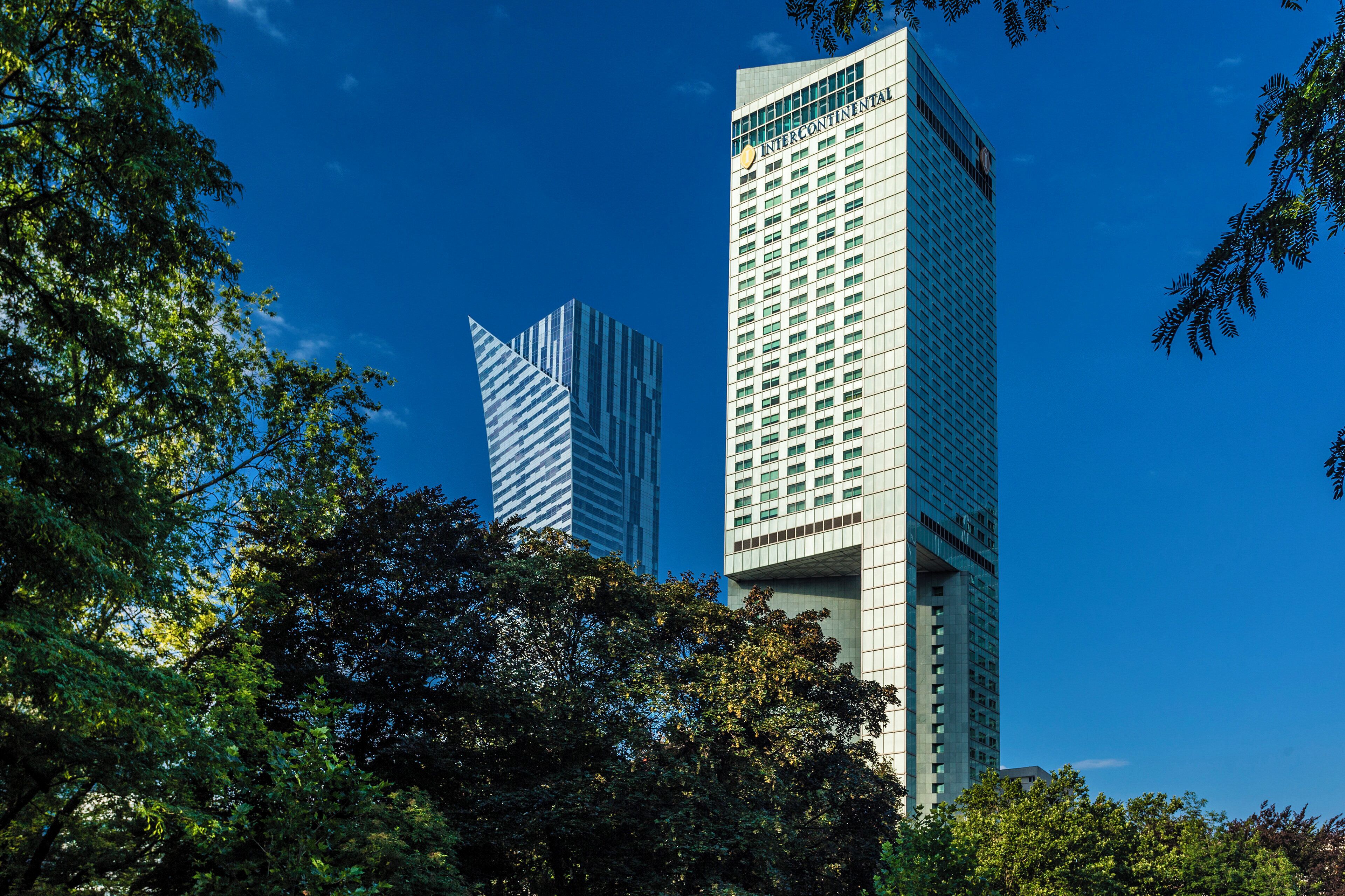 Dos edificios altos con un cielo azul despejado al fondo.