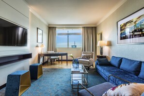 Minibar, caja de seguridad en la habitación y escritorio 