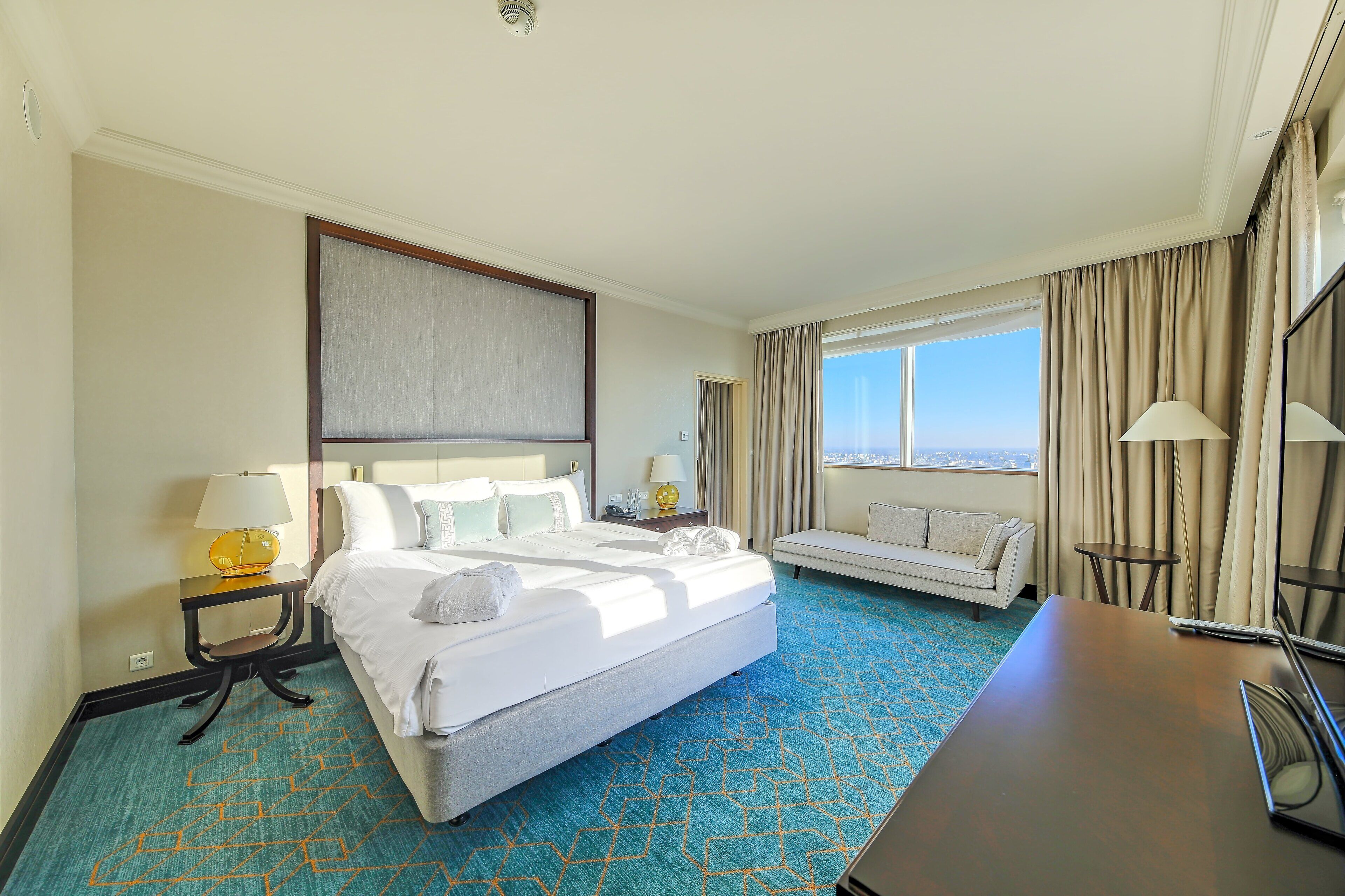 Suite, 1 soverom | Minibar, safe på rommet, skrivebord og skrivebord for bærbar PC