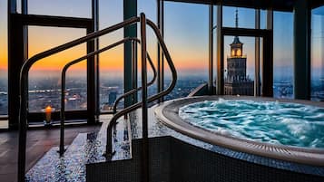 Una piscina cubierta (de 07:00 a 22:00), tumbonas