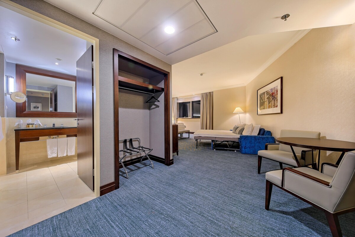Minibar, in-room safe, desk, laptop workspace