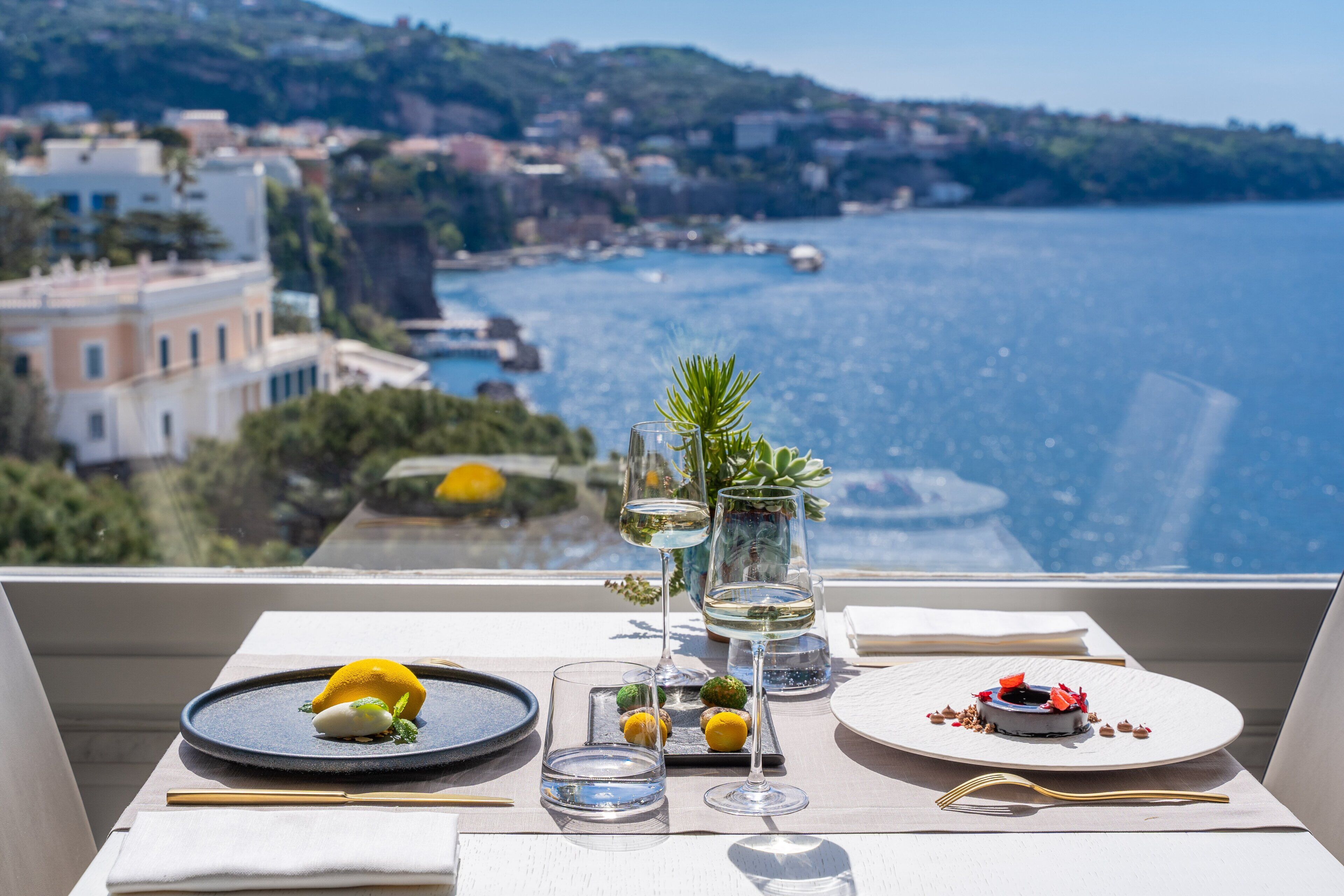 Breakfast, dinner served; Italian cuisine, ocean views 