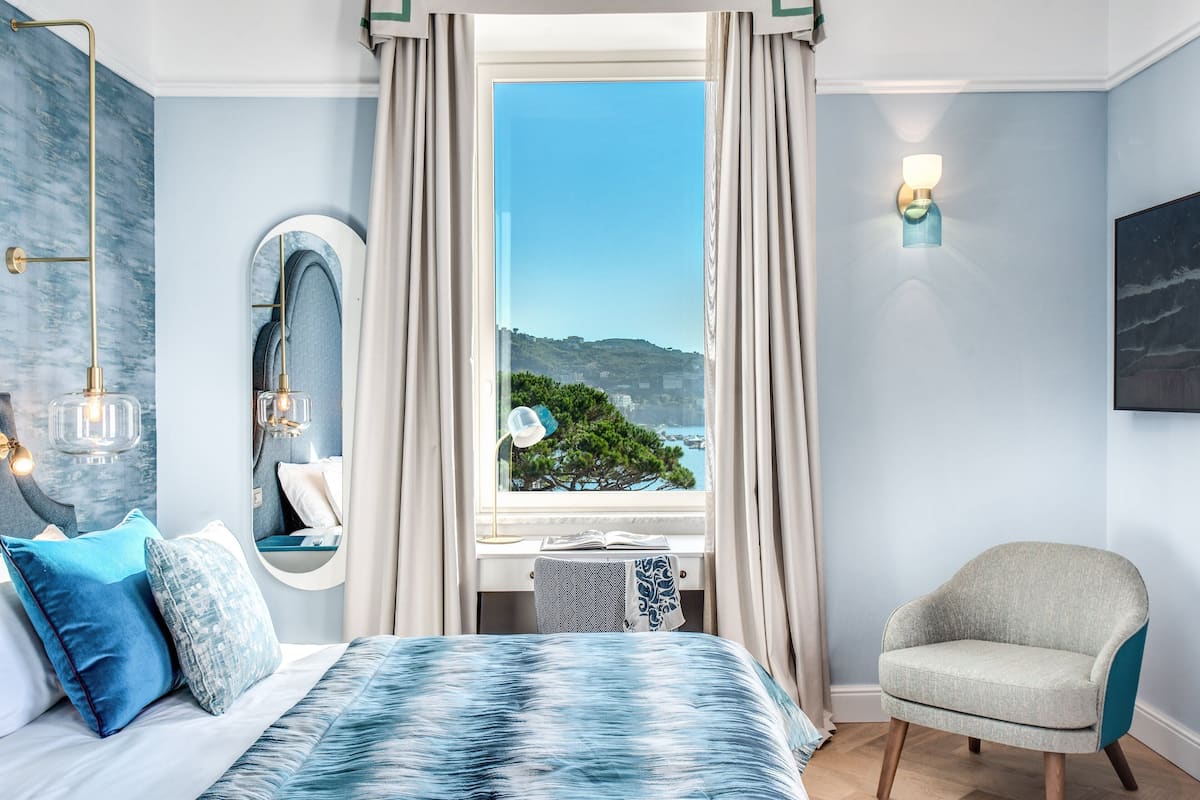 1 bedroom, premium bedding, down duvets, minibar