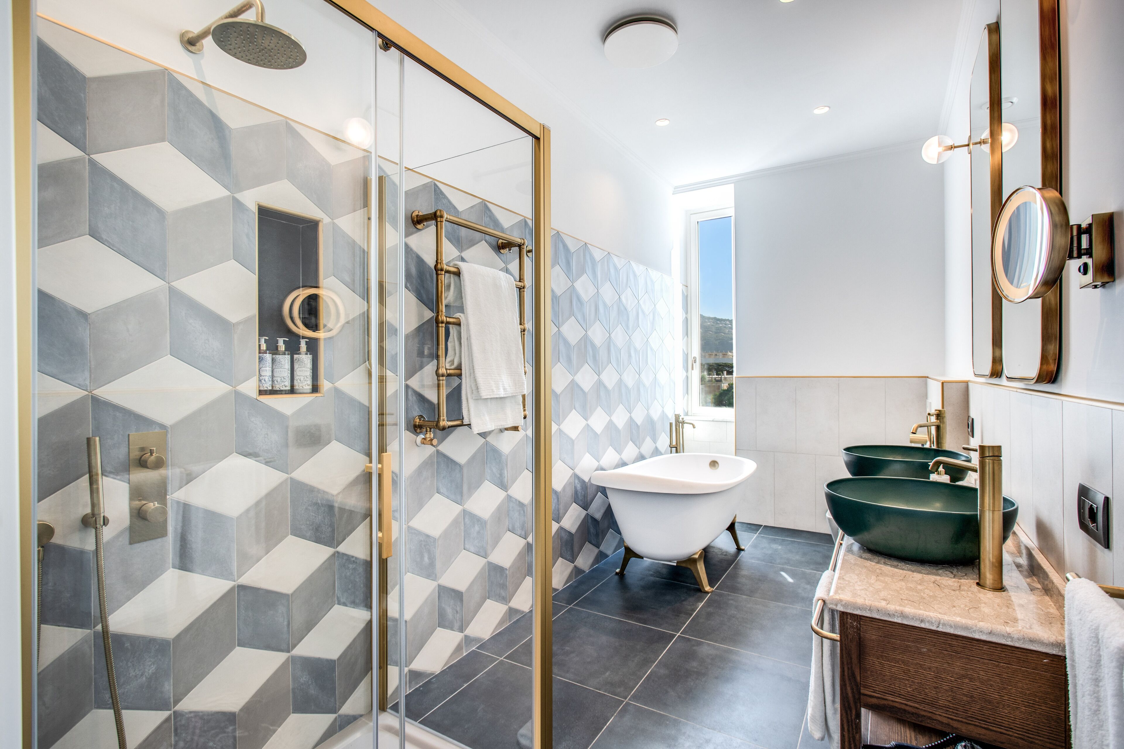 Un bagno moderno con una vasca freestanding, una doccia con pareti in vetro e un mobile lavabo con lavabo verde.