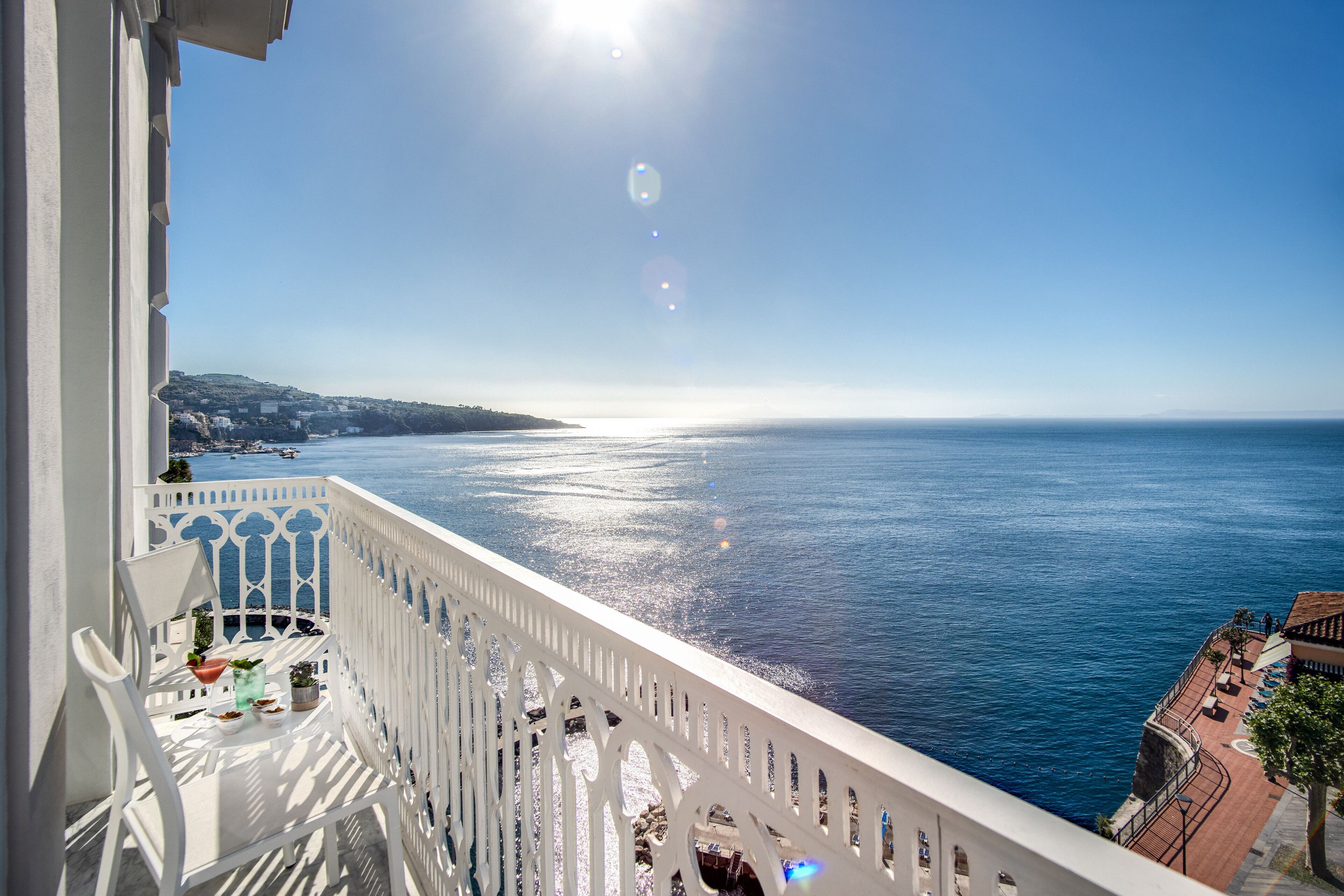 Un balcone con vista sul mare e sulla costa in lontananza.