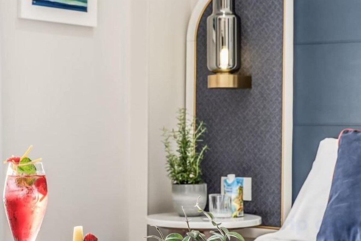 Premium bedding, down comforters, minibar, in-room safe