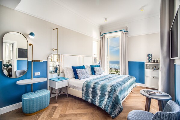 Habitación doble Deluxe, balcón, vista al mar | Ropa de cama de alta calidad, edredón y minibar 