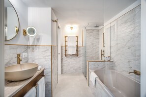 Suite familiale, balcon, vue partielle sur la mer | Salle de bain | Articles de toilette griffés, séchoir à cheveux, peignoirs, bidet