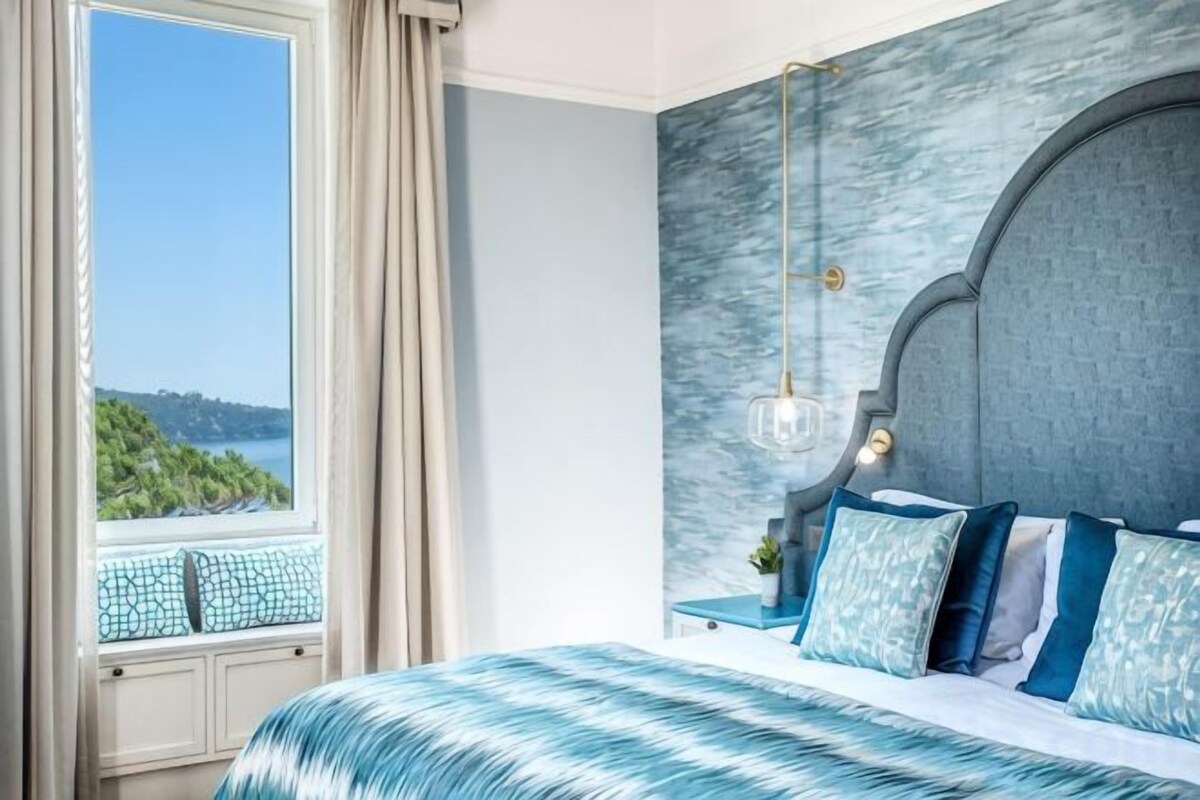Premium bedding, down comforters, minibar, in-room safe
