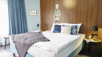 Escritorio, wifi gratis y ropa de cama