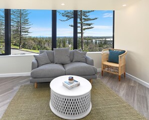 River View Balcony Suite | 거실 공간 | 디지털 채널 시청이 가능한 55인치 스마트 TV, TV, 넷플릭스
