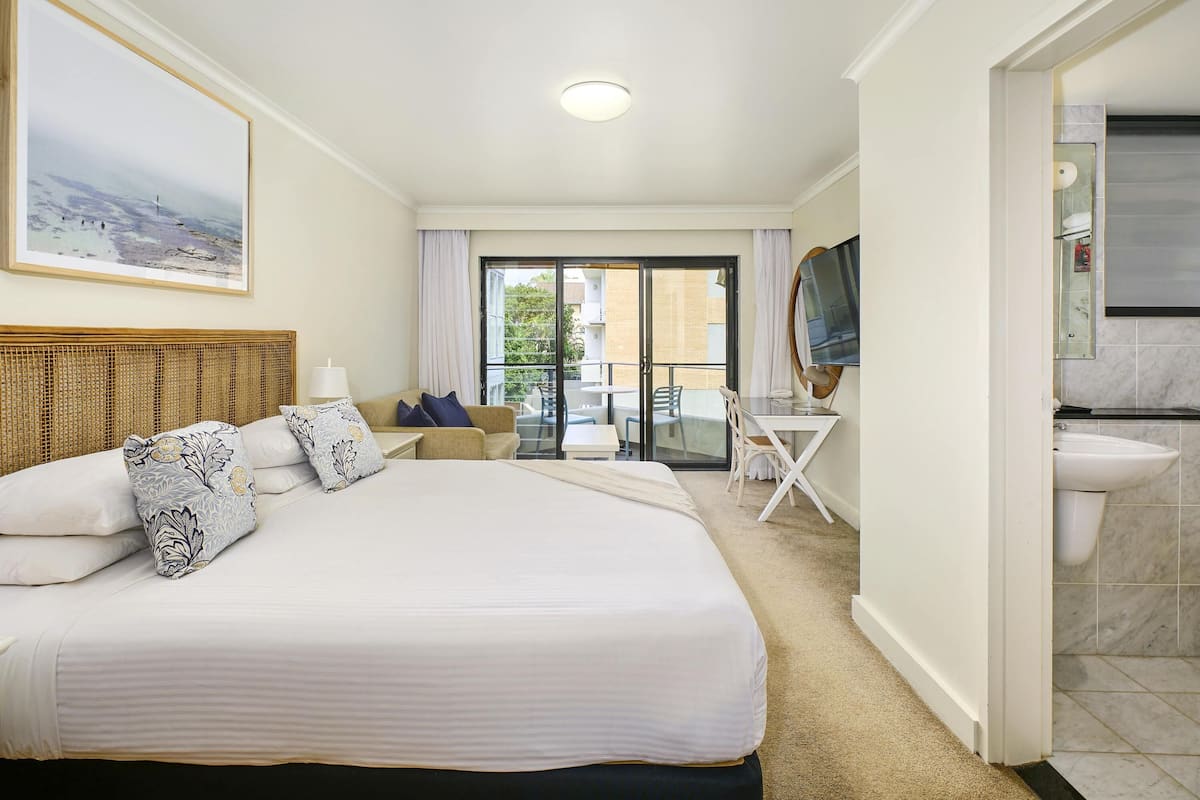 Standard Room, 1 King Bed | Minibar, in-room safe, desk, laptop workspace