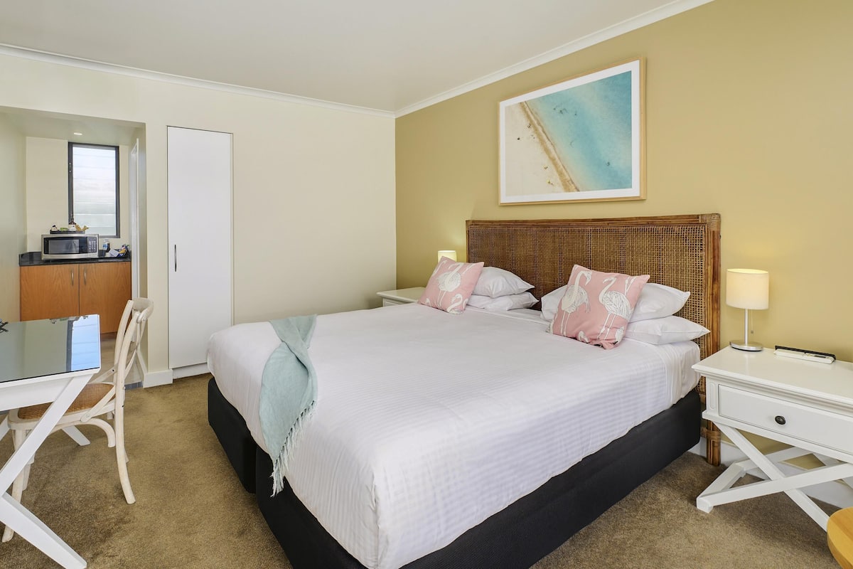 Standard Room, 1 King Bed (and Spa) | Minibar, in-room safe, desk, laptop workspace