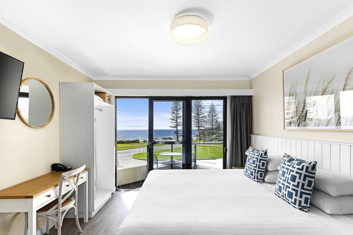Deluxe Room, 1 King Bed, Ocean View | In-room safe, desk, laptop workspace, blackout drapes