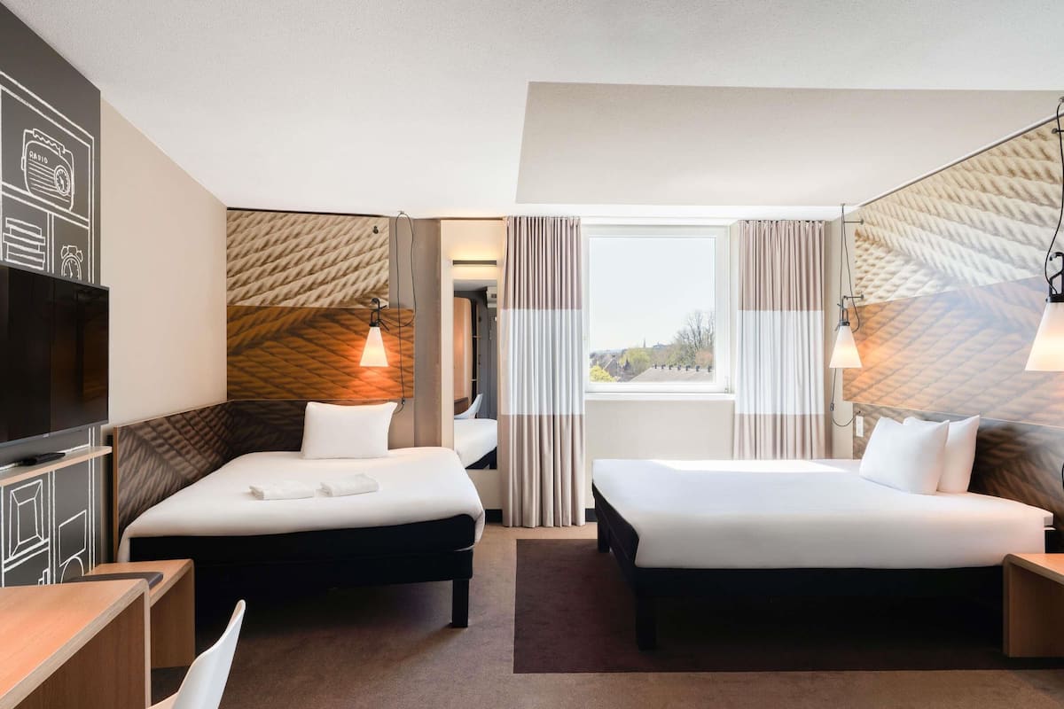 Habitación familiar, 2 camas matrimoniales | Ropa de cama de alta calidad y escritorio