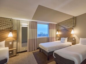 Habitación familiar, varias camas | Ropa de cama de alta calidad y escritorio 