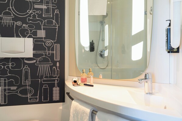 Family Room, Multiple Beds | Bathroom - ibis Bern Expo (Bern)