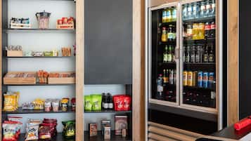 Zona de exhibición de bocadillos y bebidas con una variedad de opciones.