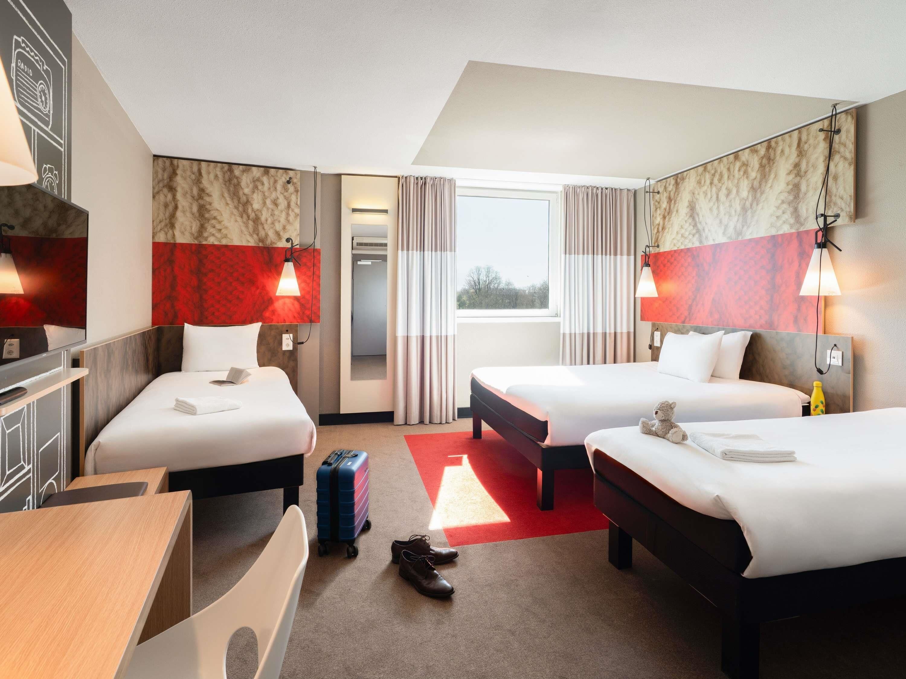 أغطية فراش متميزة ومكتب ومساحة عمل للكمبيوتر المحمول وستائر تعتيم