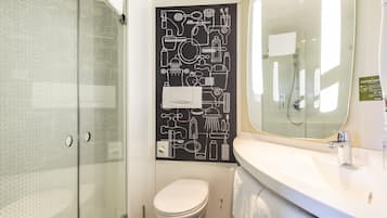 Dusche, umweltfreundliche Kosmetikartikel, Haartrockner, Handtücher