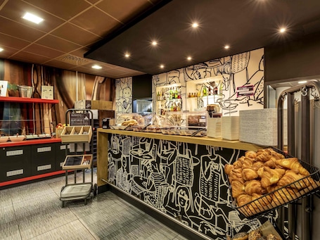 Desayuno buffet diario (CHF 19 por persona). ibis Bern Expo