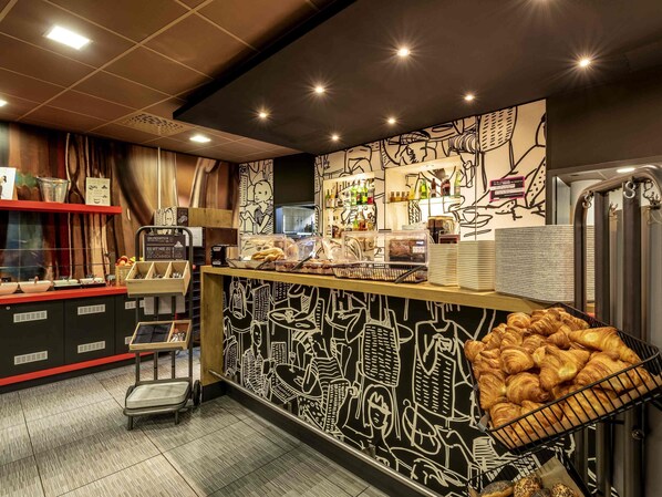 Petit déjeuner buffet (19 CHF par personne)