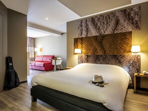 Desk, laptop workspace, blackout curtains, soundproofing - ibis Nuits Saint Georges (Nuits-Saint-Georges)