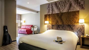 Schreibtisch, laptopgeeigneter Arbeitsplatz, Verdunkelungsvorhänge