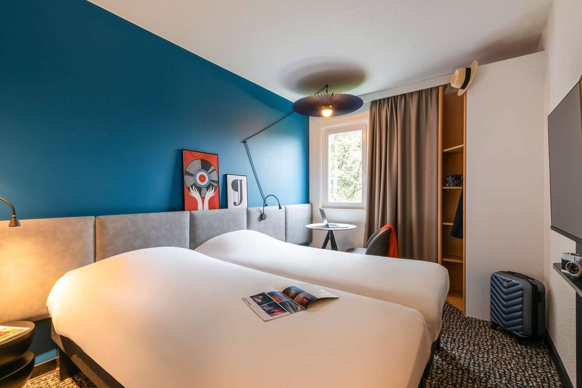 standard twin room | desk, laptop workspace, blackout curtains, soundproofing