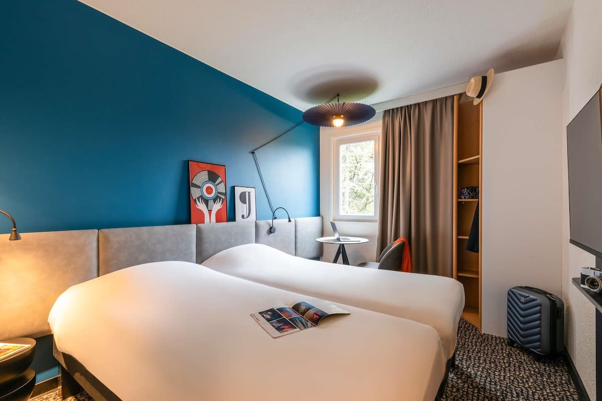 Standard Twin Room | Desk, laptop workspace, blackout drapes, soundproofing