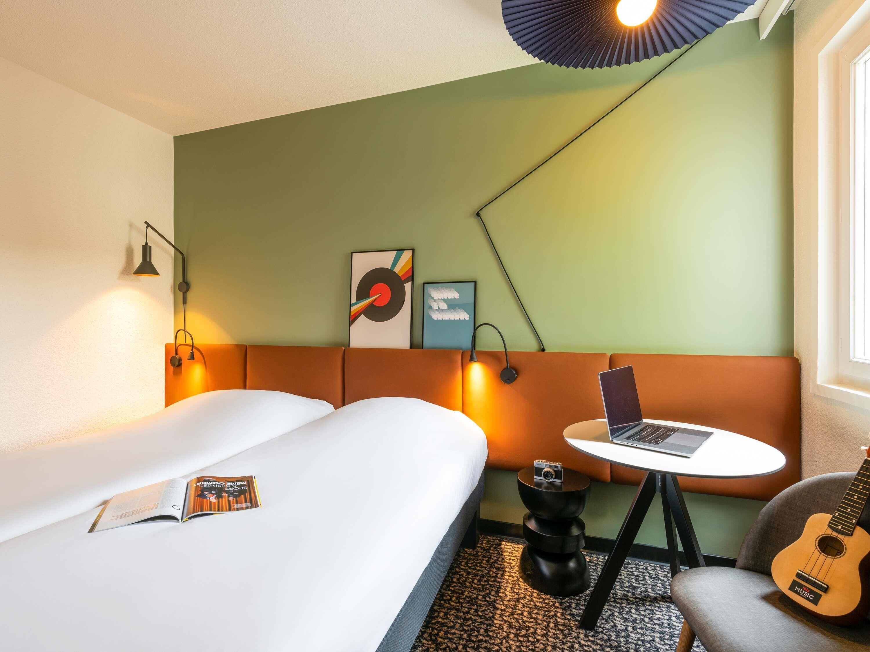 Standard Twin Room | Desk, laptop workspace, blackout drapes, soundproofing