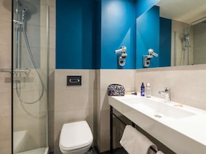 Desk, laptop workspace, blackout curtains, soundproofing - ibis Nuits Saint Georges (Nuits-Saint-Georges)